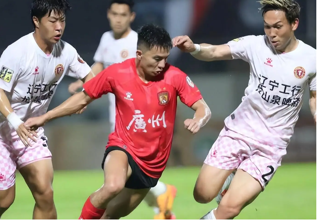 关于广州队训练开放日，赛后主帅复盘引欢呼，德甲在即，年轻球员得到机会的信息